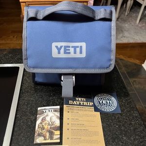 Yeti Daytrip lunch bag new, navy blue